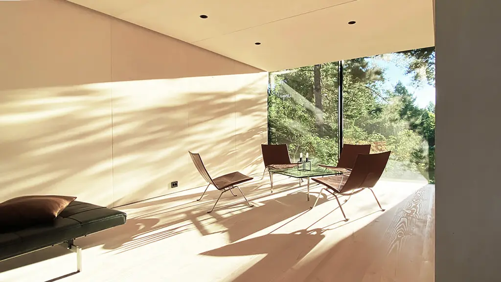 L15, Lillesand, Norge: Reynaers Hi-Finity og CW 50 med step glass