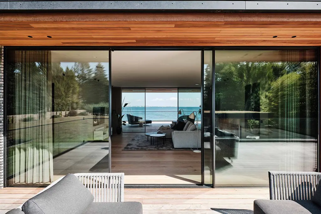 Vedbæk, Danmark · skydedør fra gulv til loft, kørt til side